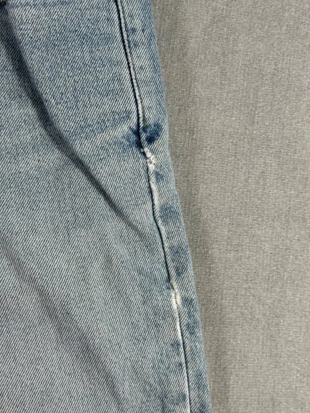 Vintage Y2K Light Wash Levi's Straight Leg Relaxed 36x30 90s Distressed Casual